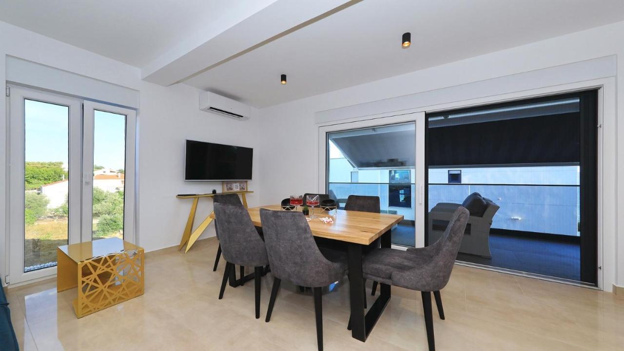 Adastra Apartments Maslenica Bagian luar foto