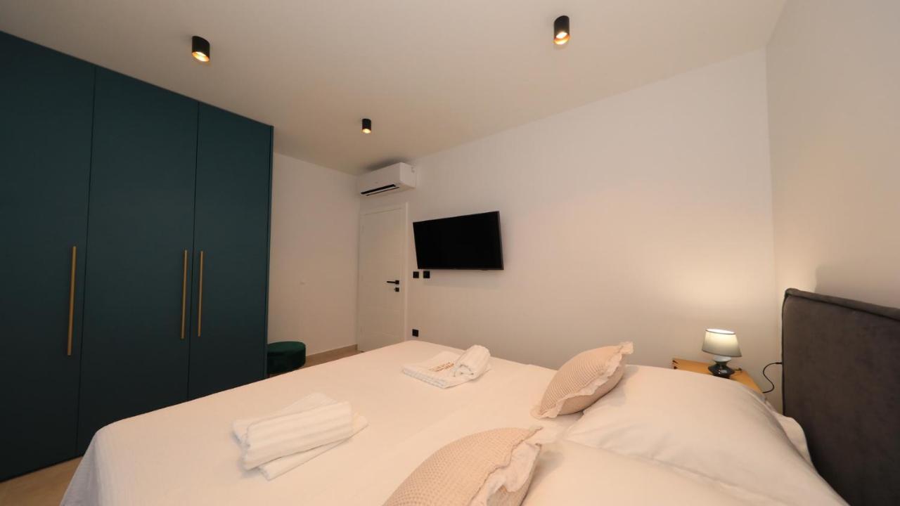 Adastra Apartments Maslenica Bagian luar foto