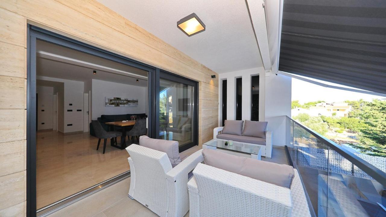 Adastra Apartments Maslenica Bagian luar foto
